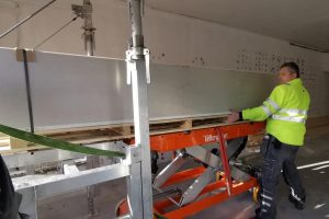 Krzysztof Sledzki rolls a pallet of plasterboard onto the Liftroller Wagon