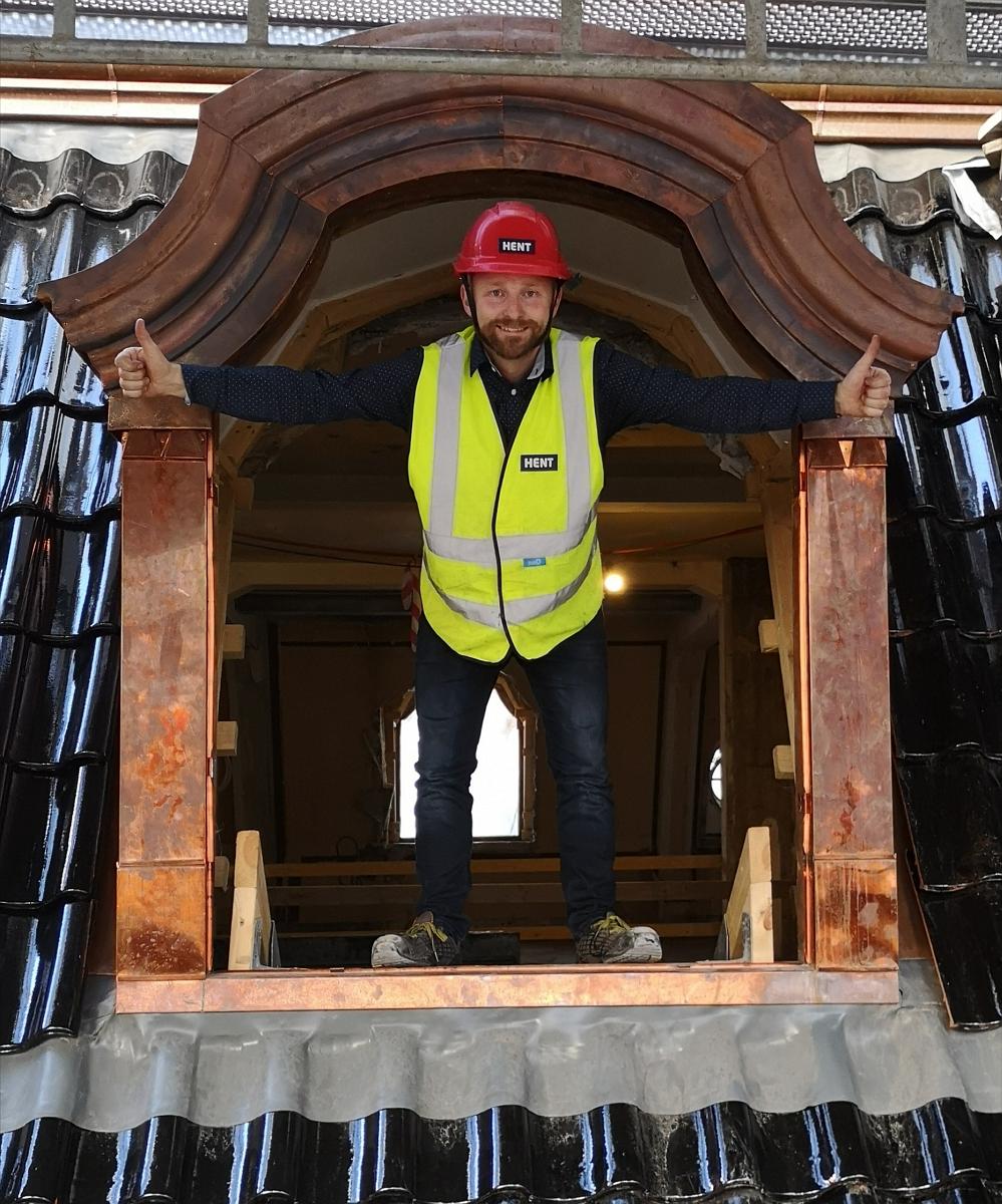 Det er positivt og svært spennende at Liftroller systemet nå er å se på danske byggeplasser også. Her er günder og daglig leder i Liftroller AS Ivar Ole Wik avbildet i toppen av Villa Copenhagen.