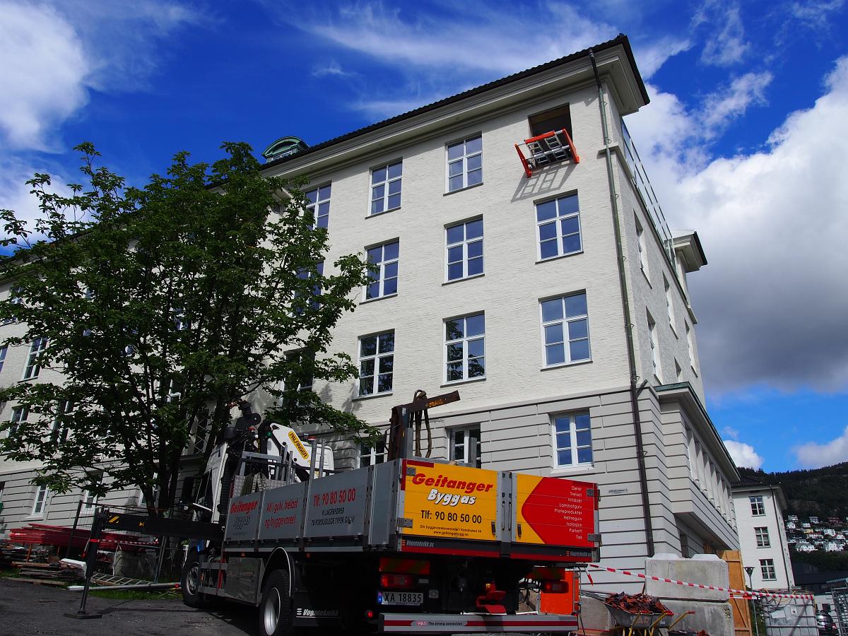 Stoltz Entreprenør har kjøpt sin første Liftroller og har tatt i bruk systemet under rehabiliteringen av Meteorologisk Institutt i Bergen.