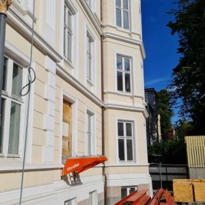 Liftroller Wall montert i vindu på bygården i Inkognitogata 33 Oslo