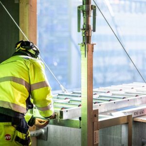 Arbeider monterer Liftroller i vindu på byggeprosjekt Danske Bank
