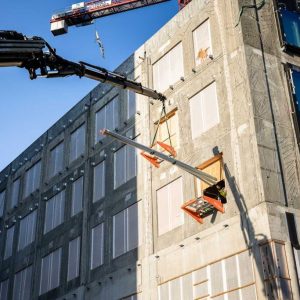 Innkraning av metallrør vi Liftroller Wall, i Danske Bank byggeprosjekt
