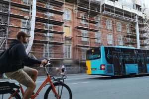 Syklist passerer ombyggingsprosjektet Villa Copenhagen
