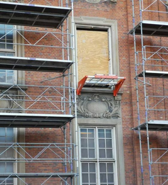 Liftroller Wall sett utenifra på fasaden til bygget Villa Copenhagen