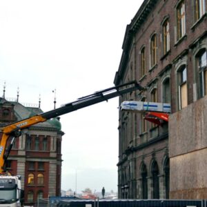 Byggemateriell rulles inn på Liftroller Wall på Opus hotell i Bergen