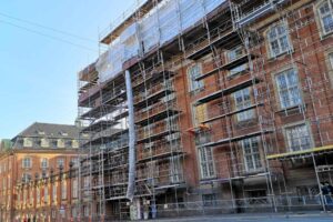 Liftroller Wall montert i vindu på Hotell Villa Copenhagen