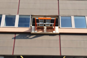 Liftroller Wall sett utenifra ferdig montert i vindu på Nav Vestkanten