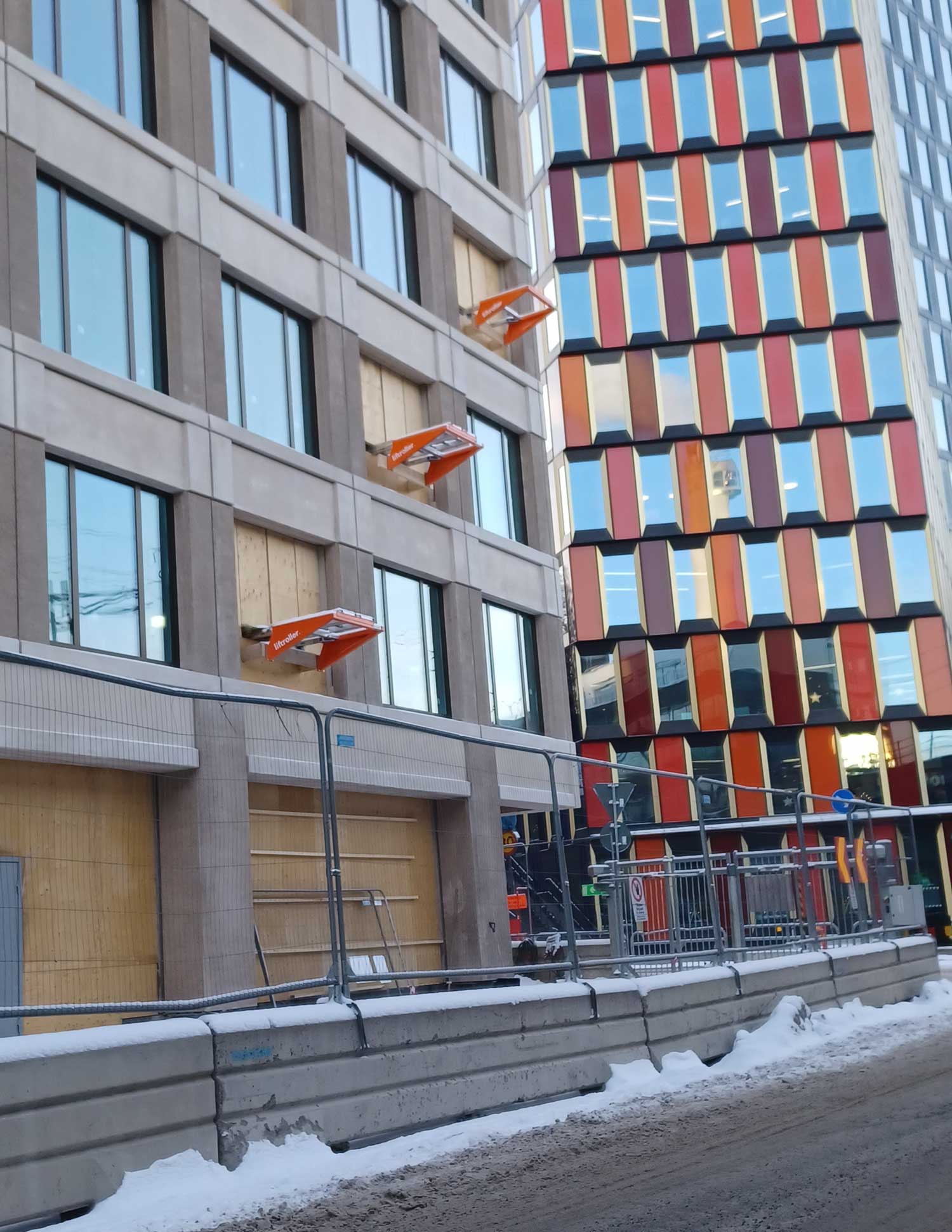 Byggeprosjektet Sthlm_02 i Stockholm med tre Liftrollere på fasaden