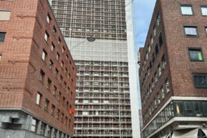 Street view of the constrution project "HH1" ( Hieronymus_Heyerdahls_Gate). Liftroller Wall on the fasade.