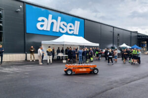 Liftroller E Wagon outside the new Ahlsell store in Gotland