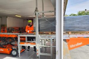 Packages of building materials are rolled onto the Liftroller system. A combination of the Landing ramp Liftroller Wall, the Material wagon Liftroller E Wagon and the plaster trestles Liftroller Trestle