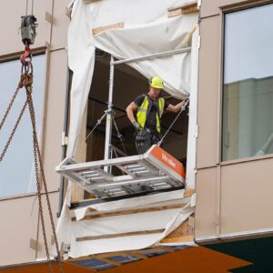 Ronny Brattaas, ventilasjonsmontør hos Skanskas underentreprentør DNF på byggeprosjektet "Lervigskvartalet" står ute på landingsplatformen Liftroller Floor