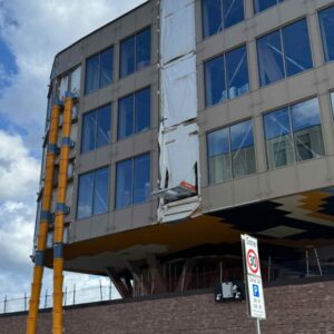 Fasadebilde av kontorbygget i Lervigskvartalet. Viser løsning for lukking av åpning i bygget når Liftroller Floor ikke er i bruk.