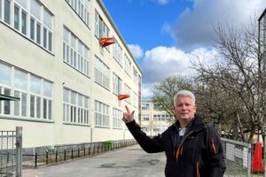 Customer Advisor Marcus Isaksson standing outside a building pointing at a Liftroller in the window