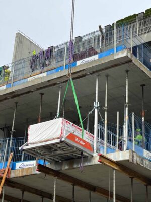 Belevue_Nybyggna_Byggmester Markhus_Liftroller Floor Paket med gipsskivor rullas in i byggnaden med Liftroller Floor